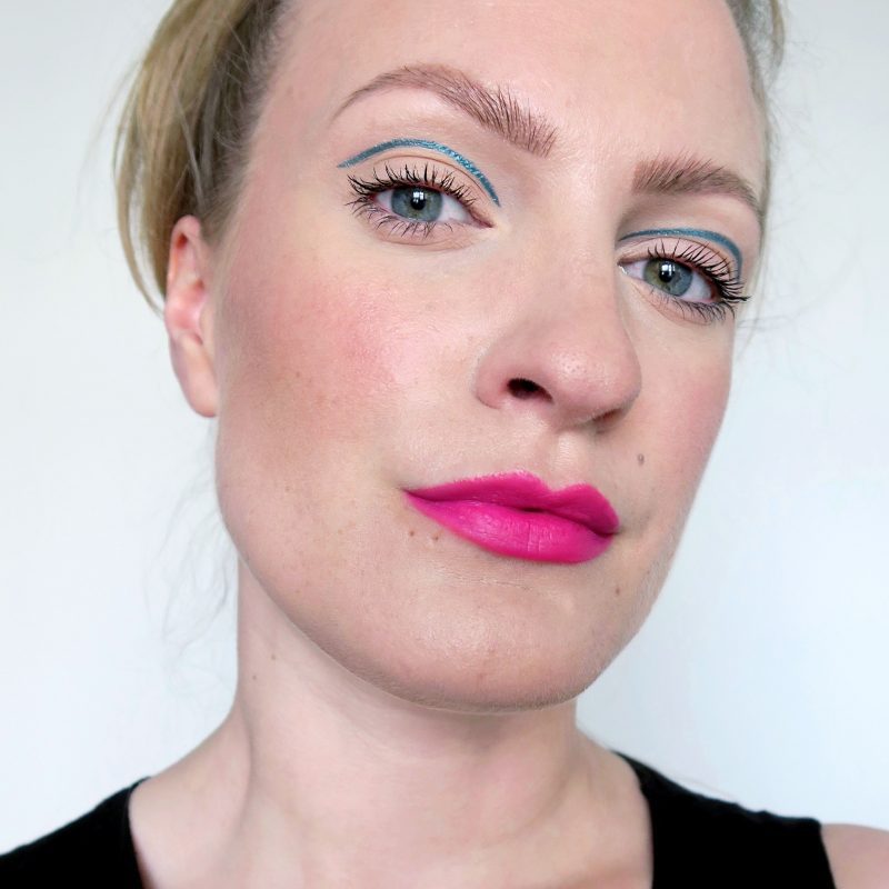 Blue metallic liner cut crease. Simple minimalist make up inspiration. Hot pink lipstick, neon pink lips. Summer make up look inspiration.