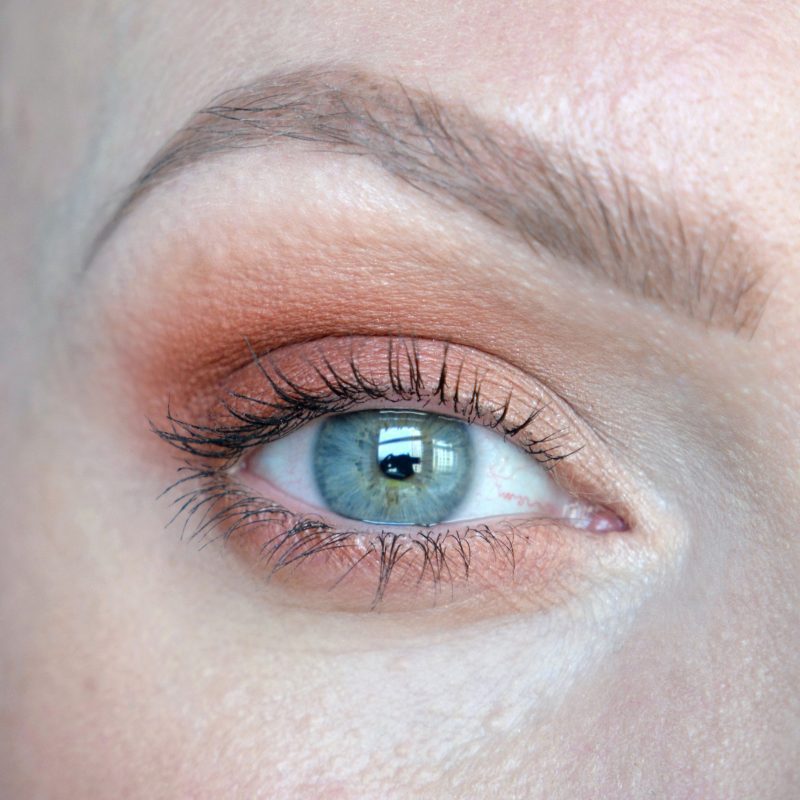 Tonal beauty inspiration. Tonal make up ideas: orange smokey eye. One colour make up inspiration. Warm-toned make up.