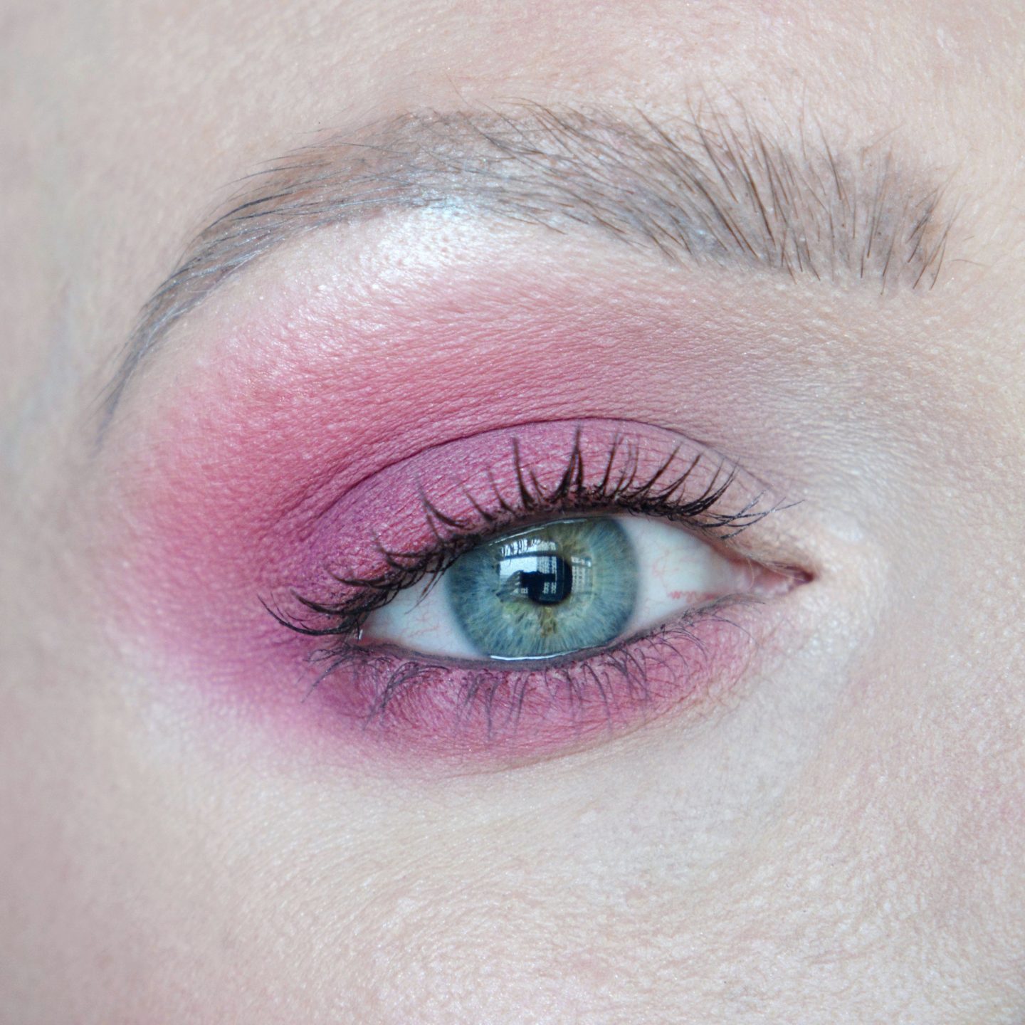 Pink eyeshadow inspiration. Bright eye make up look. Pink smokey eye, blue/green eyes. Bold make up.